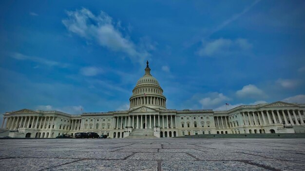 Photo view of historic building against cloudy sky