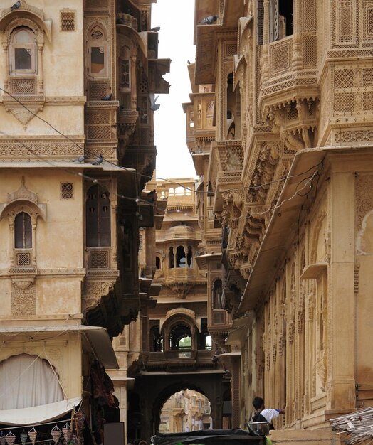 Photo view of historic building in city