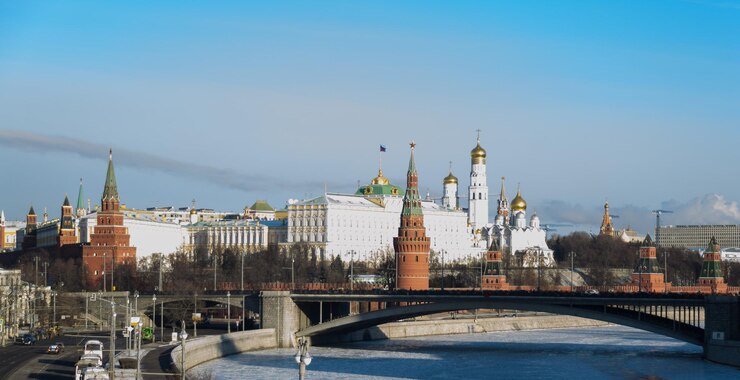 Фотография вид на исторические здания города на фоне голубого неба