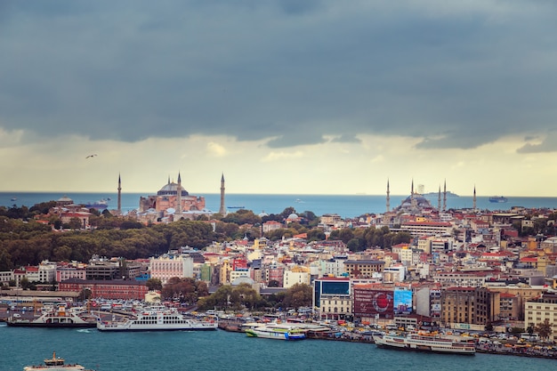 Вид на исторический район Стамбула и пролив Босфор. Вид сверху на Галатскую башню.