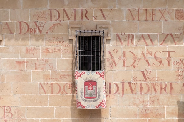 アンダルシア州バエサの国際大学の紋章のある歴史的なファサードの眺め