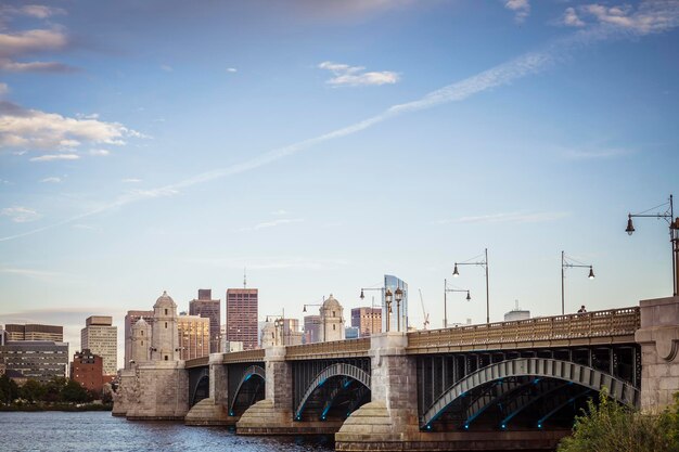 Photo view of historic longfellow bridge over charles river connecting boston beacon hill with cambridge