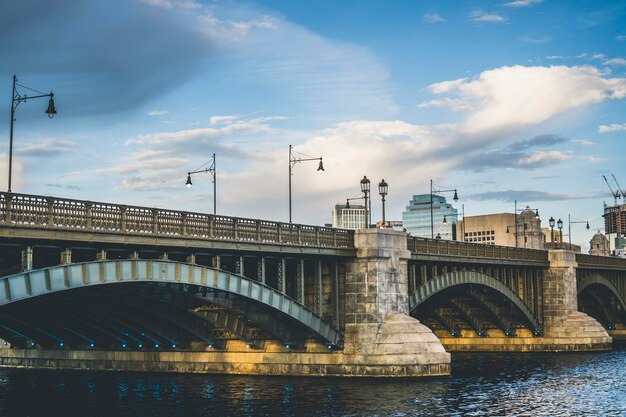 Вид на исторический мост Лонгфеллоу через реку Чарльз, соединяющий Бостон Бикон Хилл с Кембриджем
