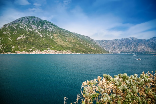 아름다운 화창한 날 유명한 코토르 만(Bay of Kotor)에 있는 유서 깊은 도시 페라스트(Perast)의 전망