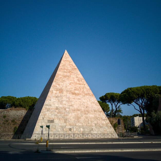 Foto vista dell'edificio storico contro il cielo blu