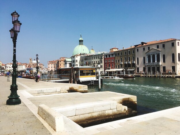 Foto vista dell'edificio storico contro il cielo blu