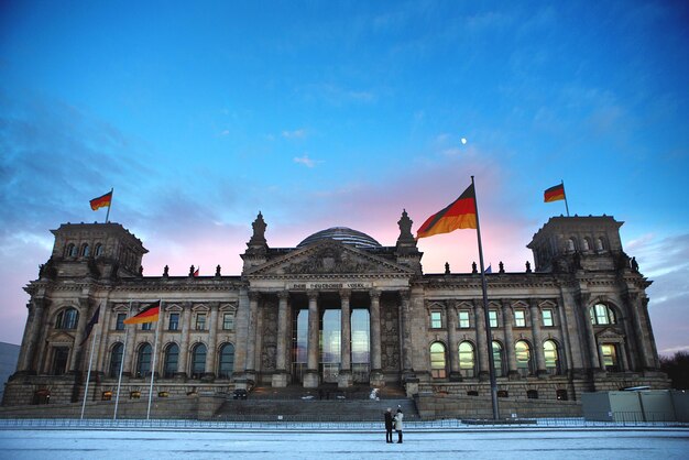 Photo view of historical building against cloudy sky