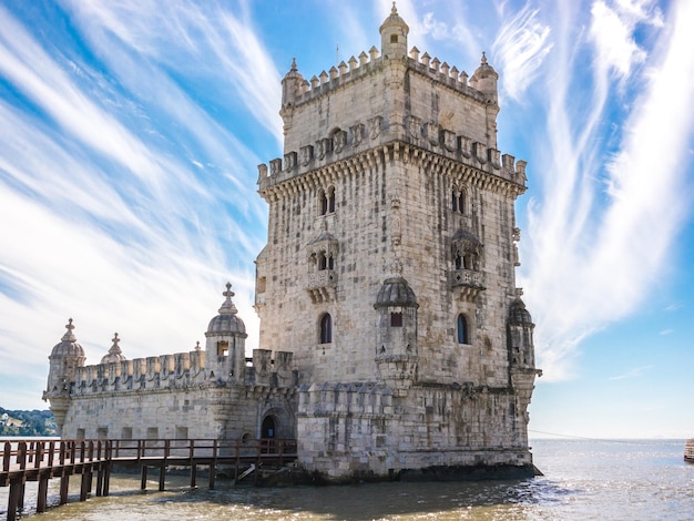 Foto vista di un edificio storico contro un cielo nuvoloso