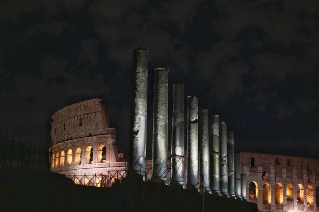 Photo view of historical building at night