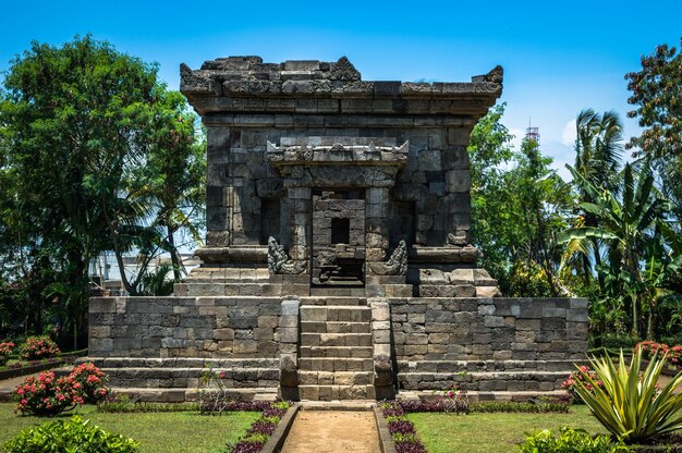 Foto vista del tempio storico contro il cielo