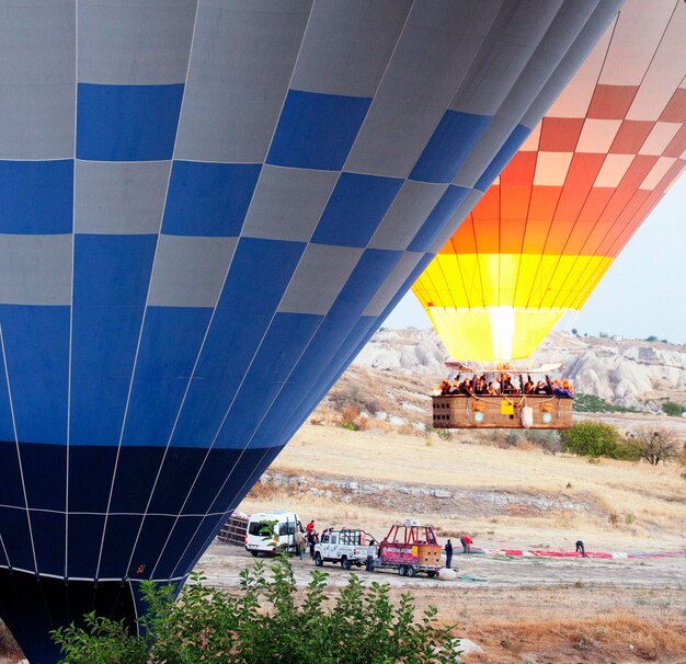 Foto vista di una mongolfiera che vola sopra la terra