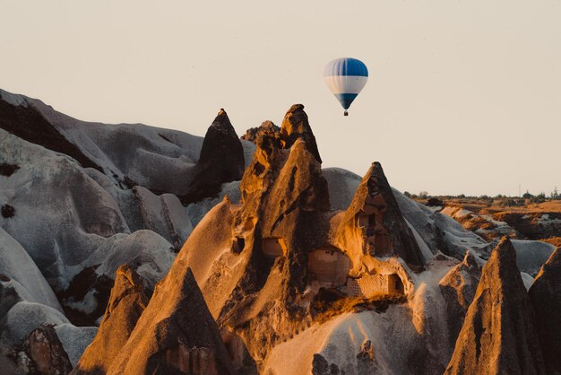 Foto vista di una mongolfiera che vola sopra le rocce