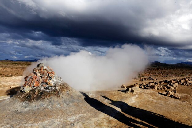 Foto vista della sorgente termale contro il cielo