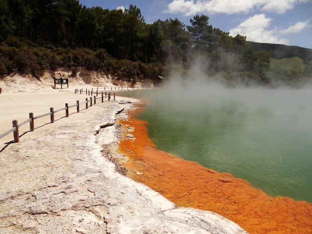 Foto vista della sorgente termale del parco nazionale