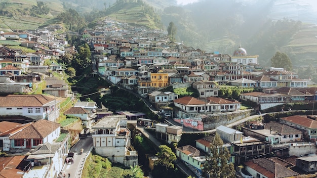 Sumbing 산의 슬로프에 집의 보기.