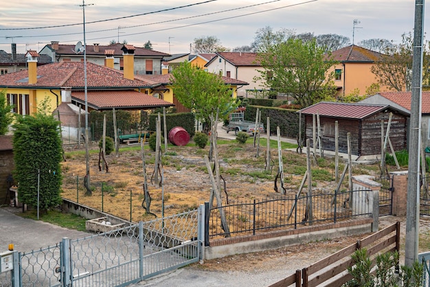 イタリアの町の住宅街の家の眺め