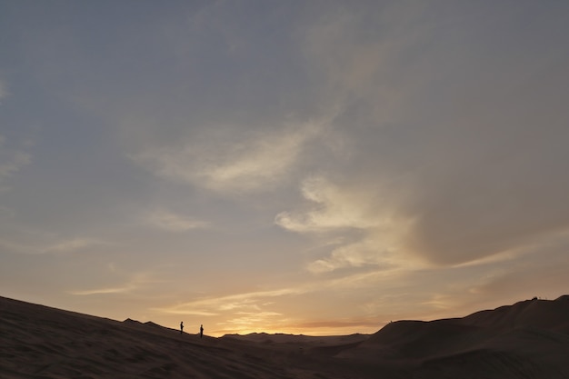 Vista del deserto di ica durante il tramonto