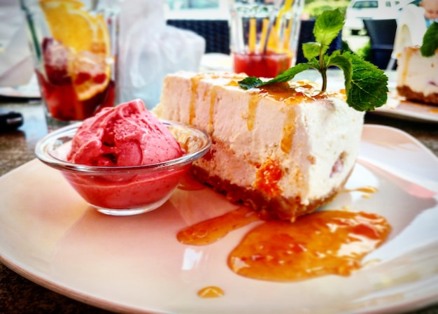 ミントの葉で飾られたアイスクリームの景色