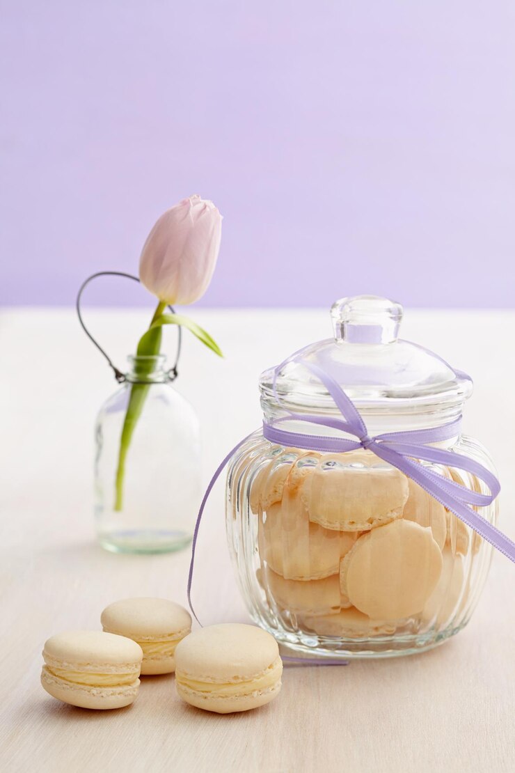 Photo view of ice cream in glass vase on table
