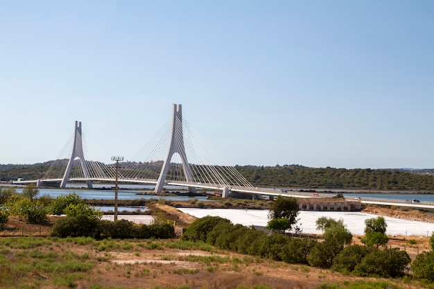 Vista sul ponte iconico sul fiume arade di portimao.