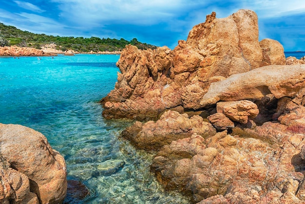 Vista dell'iconica spiaggia del principe una delle spiagge più belle della costa smeralda sardegna italia