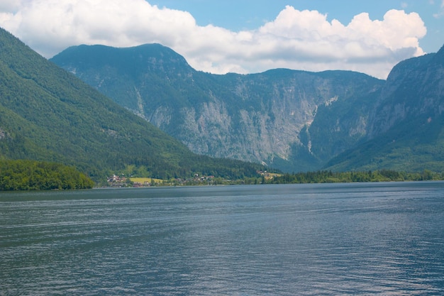 写真 牧歌的なアルプスの山々と湖をご覧ください。ハルシュタット、オーストリア、ヨーロッパの町で晴れた夏の日