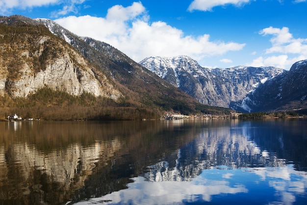 写真 牧歌的なアルプスの山々と湖を見る