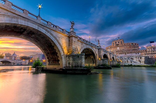 Foto vista del ponte illuminato contro un cielo nuvoloso