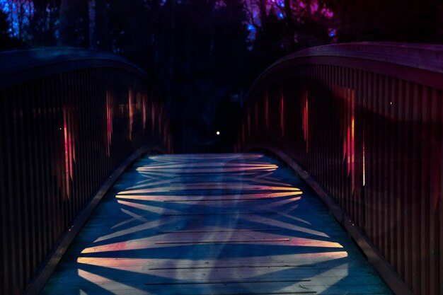 Photo view of illuminated bridge at night