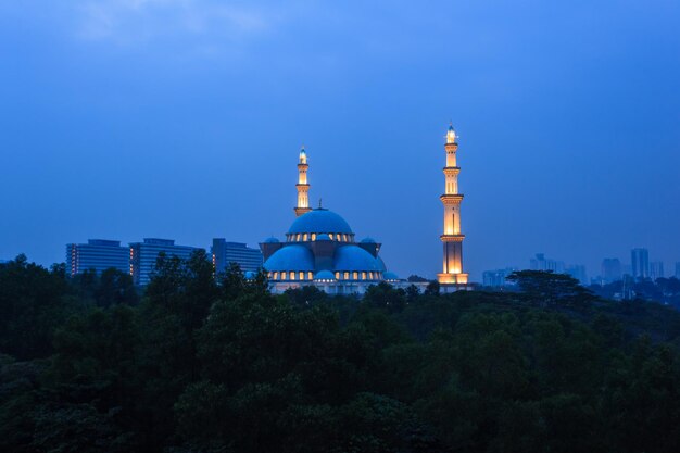 Photo view of illuminated buildings against blue sky