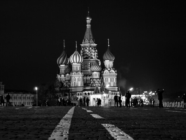 Photo view of illuminated buildings at night