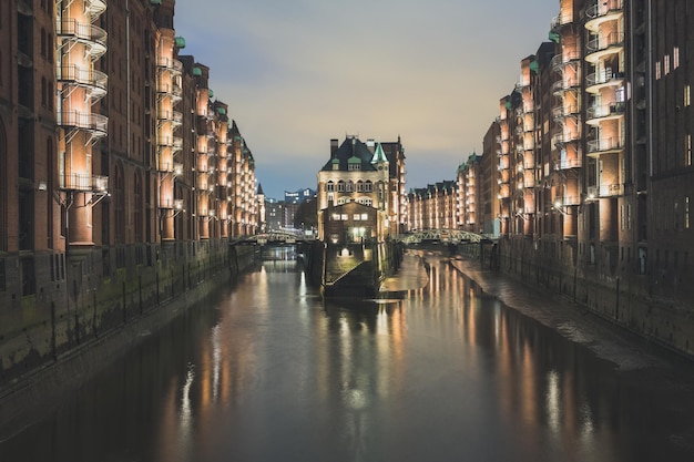 Photo view of illuminated buildings at night