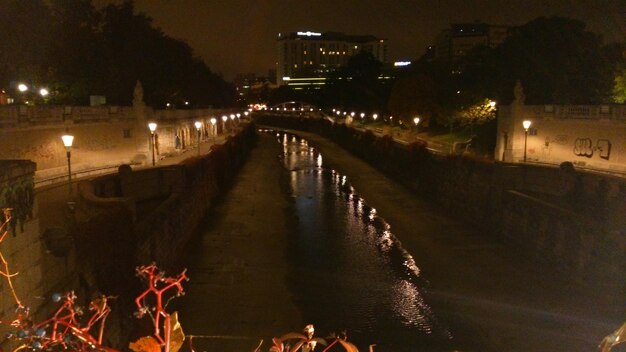 Foto vista notturna del canale illuminato