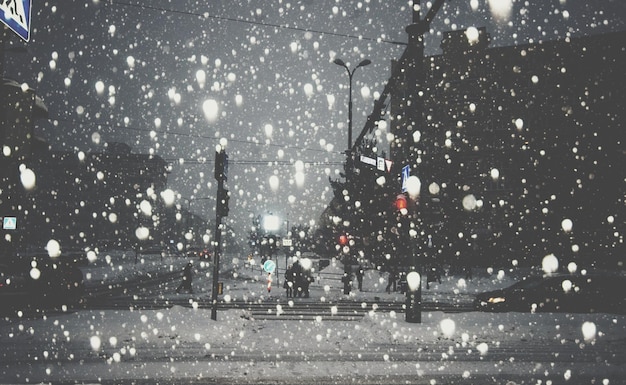 Photo view of illuminated city at night during winter
