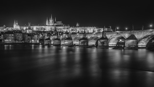 Photo view of illuminated city at night