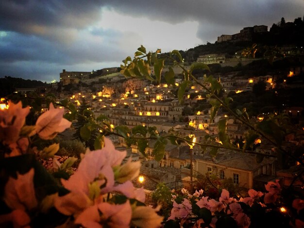 Photo view of illuminated city at night