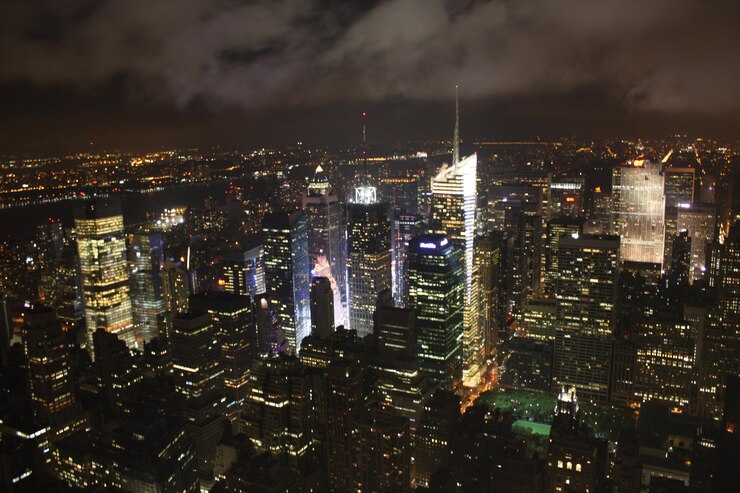 Photo view of illuminated cityscape against sky