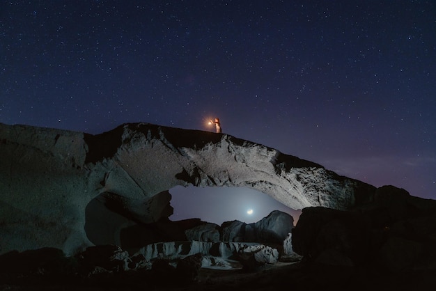 Foto vista di montagne illuminate contro il cielo notturno