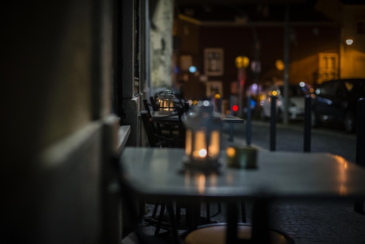 फोटो view of illuminated restaurant table