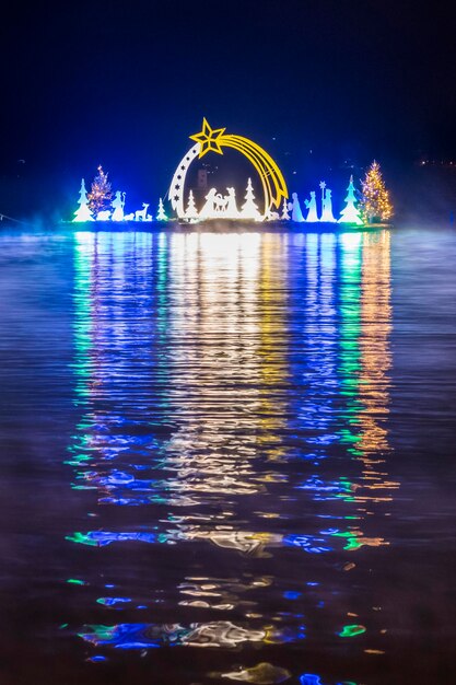 Photo view of illuminated temple against sky at night