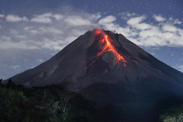 Foto veduta di una montagna vulcanica illuminata contro il cielo