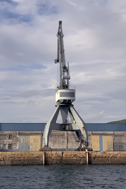 Вид промышленных портовых кранов в морском порту