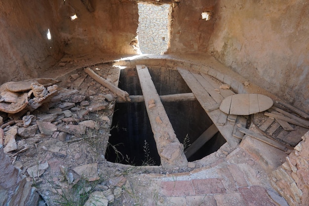 Photo a view of the inside of a building with a hole in the middle that says'the water hole '