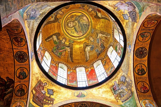Photo view inside the cathedral of st sophia of kyiv in kyiv painting under the main dome of the cathedral
