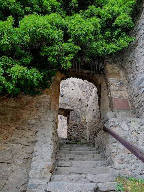 Foto vista all'interno delle rovine del castello medievale in bassa slesia, polonia