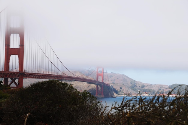 Foto vista del ponte di ferro contro il cielo