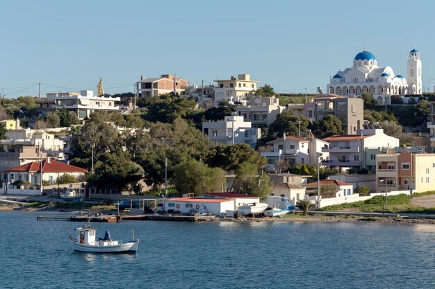 ギリシャのサラミス島の眺め