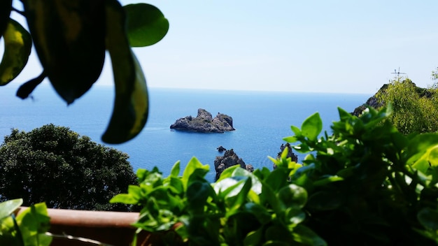 Foto vista di un'isola in mare contro un cielo nuvoloso