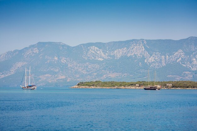 Вид на острова в Эгейском море недалеко от Мармариса, Турция