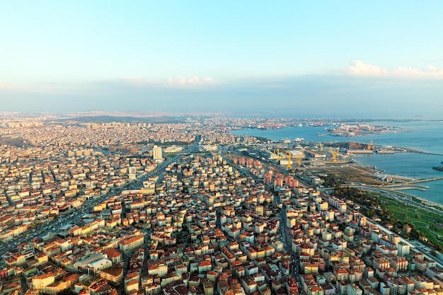 Airport.Turkeyの近くの飛行機からイスタンブールの眺め